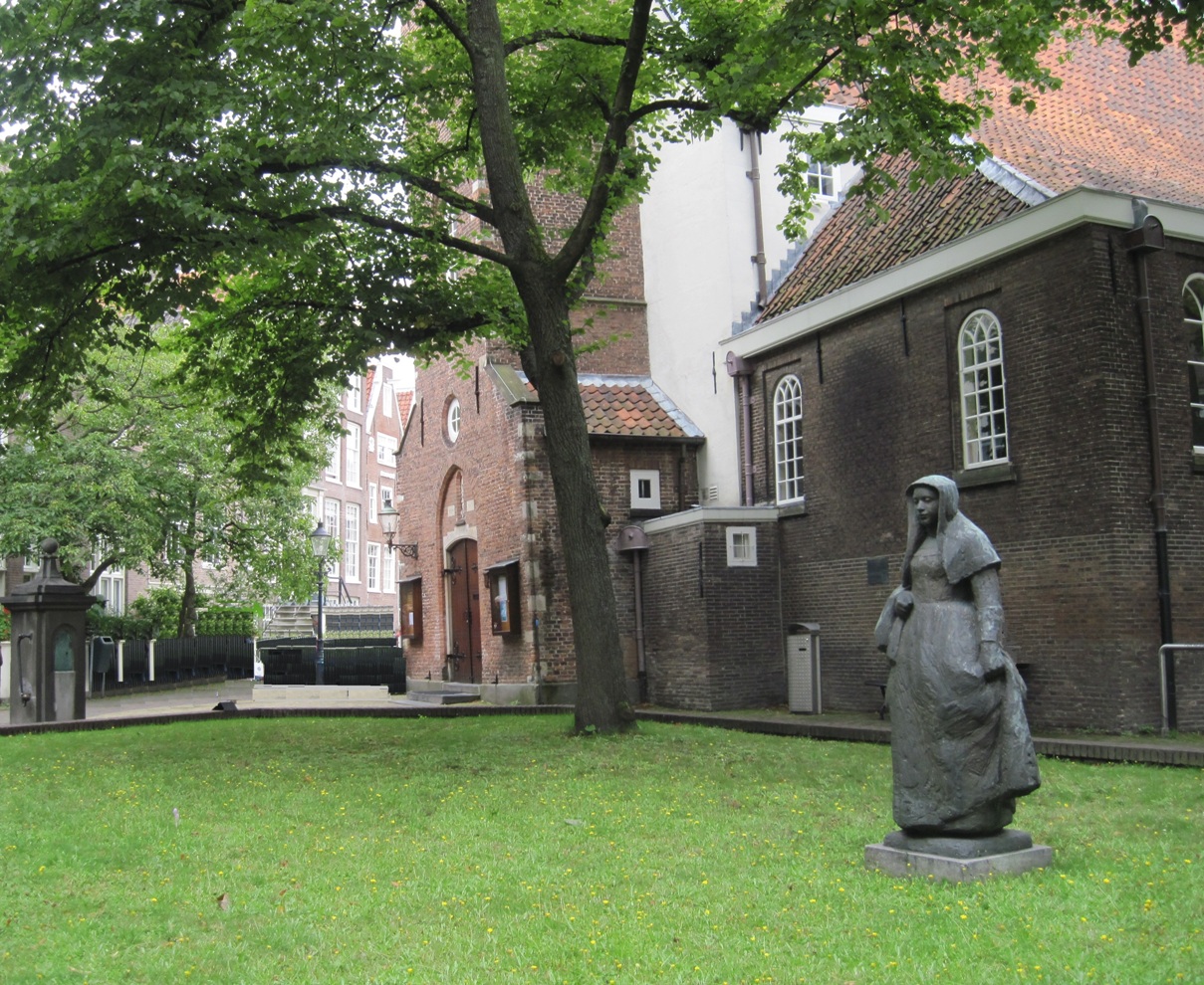 14-Amsterdam- Un angolo del giardino delle Bheghine con statua di donna
